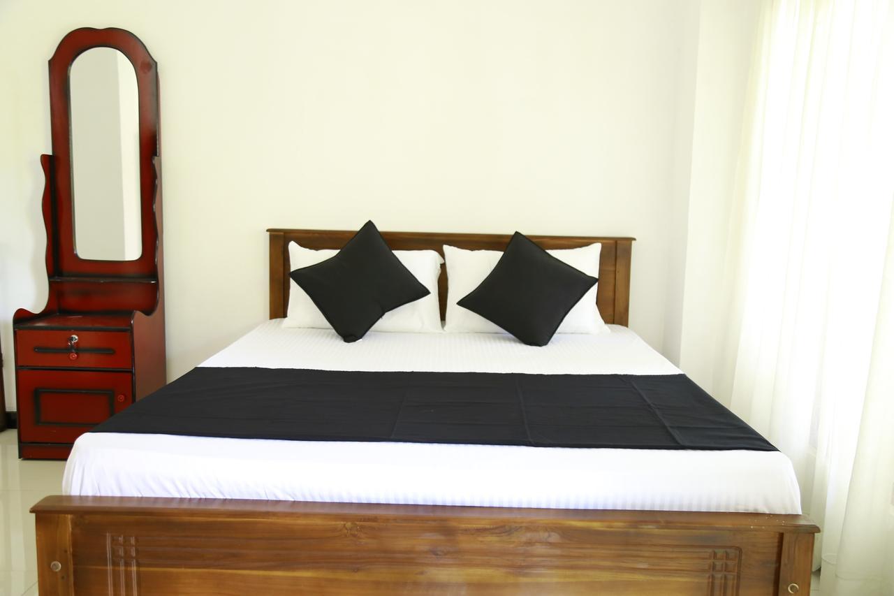 Layback Boutique Surf & Yoga Camp Sri Lanka Hostel Weligama Bagian luar foto