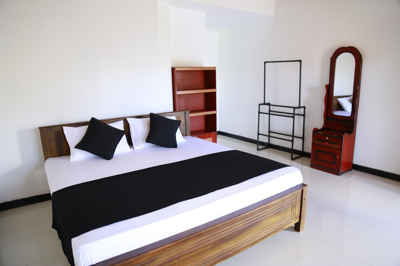 Layback Boutique Surf & Yoga Camp Sri Lanka Hostel Weligama Bagian luar foto