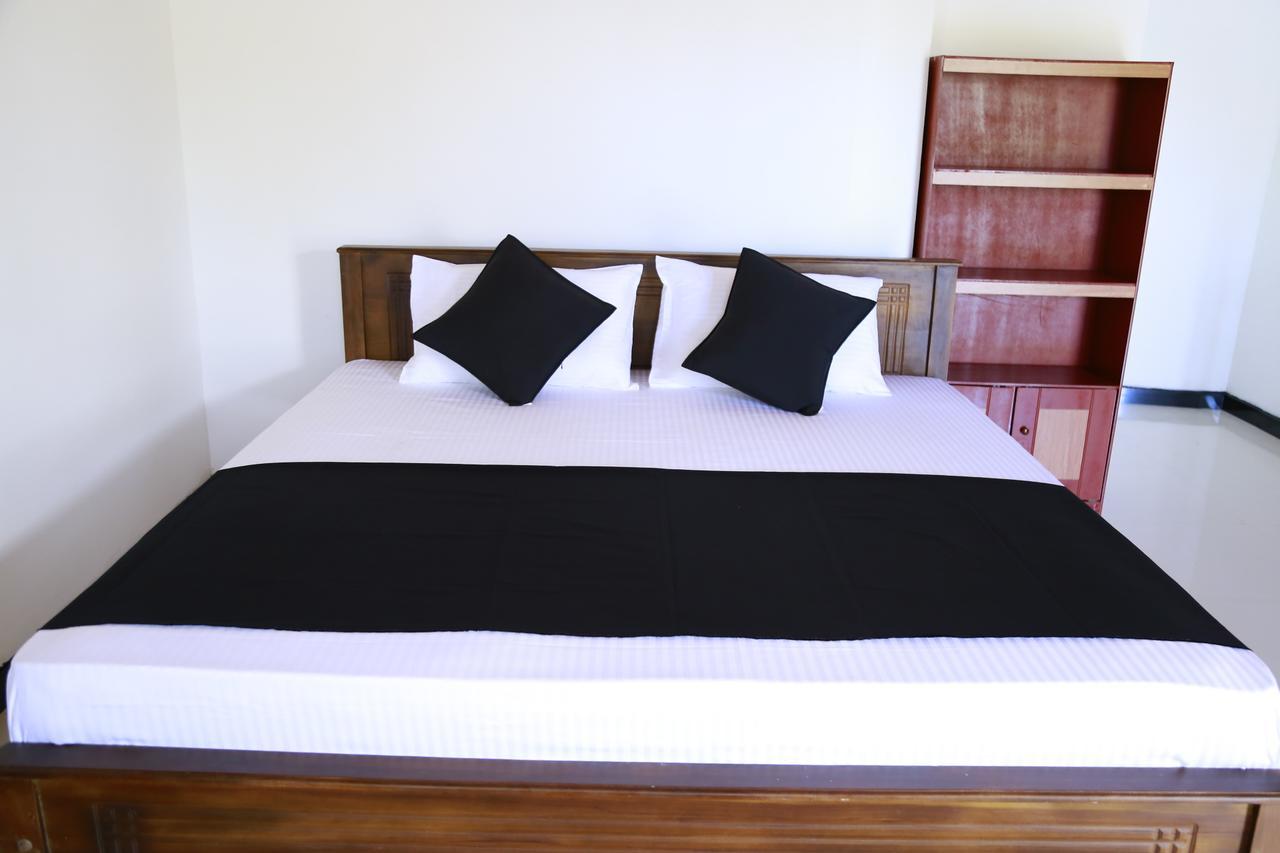 Layback Boutique Surf & Yoga Camp Sri Lanka Hostel Weligama Bagian luar foto